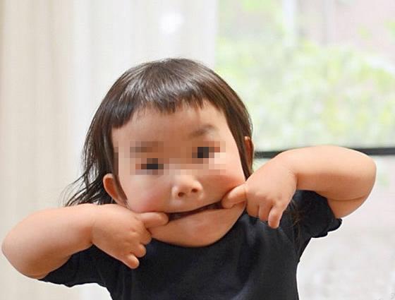 女子带3个孩子躲火灾女子带三个孩子在火灾中成功躲避，智慧与勇气并存