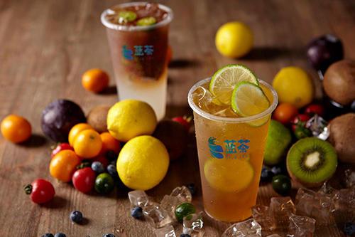 难怪现在奶茶三分糖都很甜奶茶的口感和甜度因个人口味和奶茶品牌的不同而有所差异。有些人可能会觉得即使是三分糖的奶茶仍然很甜，这可能是因为他们对甜度的敏感度较高，或者他们更习惯于低糖或无糖的食品。此外，不同品牌的奶茶其甜度标准也可能有所不同。