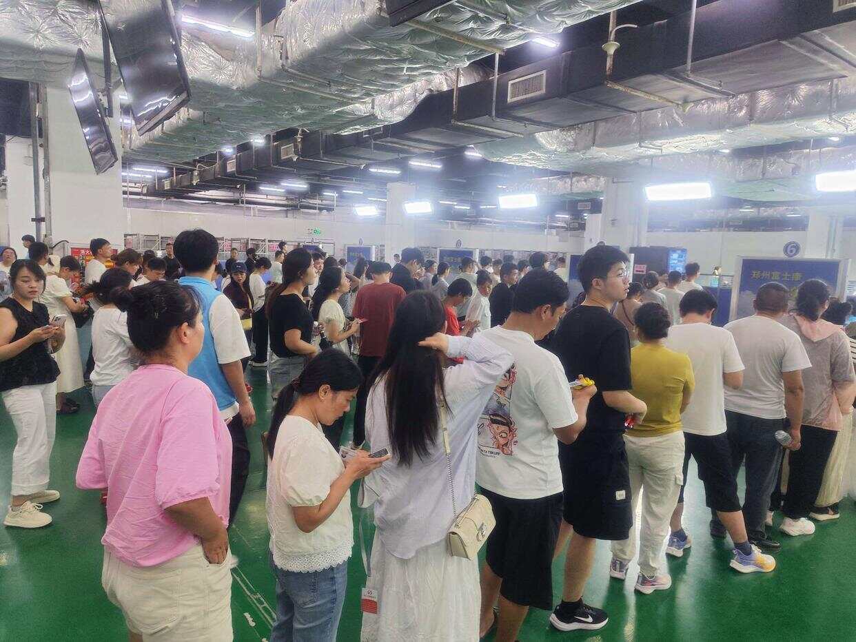 富士康求职者排队百米:3个月能赚2万富士康求职者排队百米，高薪诱惑下的就业挑战与机遇