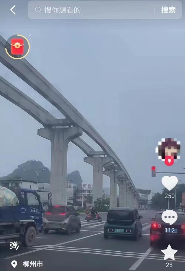 柳州市委书记称违建轻轨败坏信任近日，一则关于柳州市委书记关于违建轻轨败坏信任的报道引发了广泛关注。据报道，柳州市委书记在公开场合表示，对于轻轨建设中的违规行为，他深感痛心并表示这些行为败坏了公众对政府的信任。这一事件引发了人们对于政府诚信问题的关注和思考。